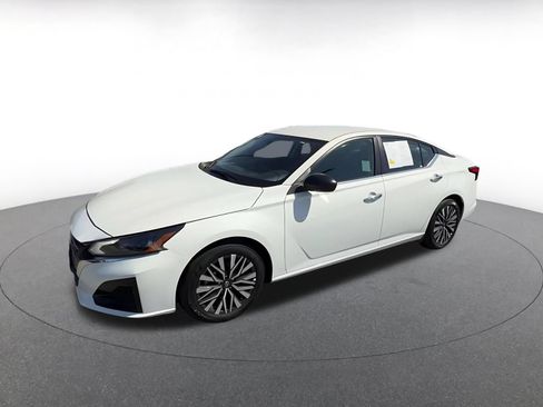 Used 2025 Nissan Altima 2.5 SV FWD image 8