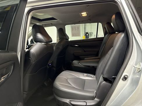 Used 2020 Toyota Highlander XLE AWD/4WD image 23