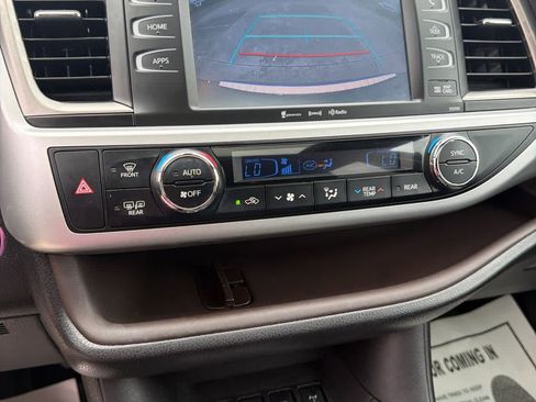 Used 2019 Toyota Highlander XLE AWD/4WD image 17