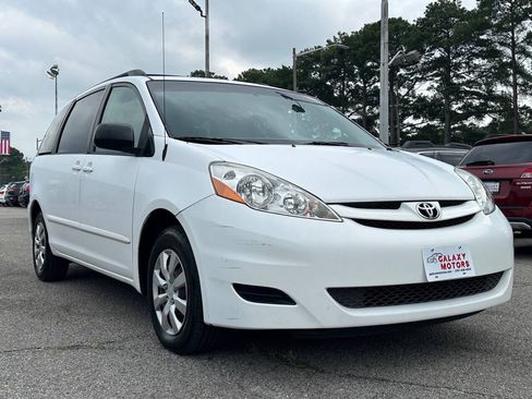 Used 2009 Toyota Sienna LE FWD image 3