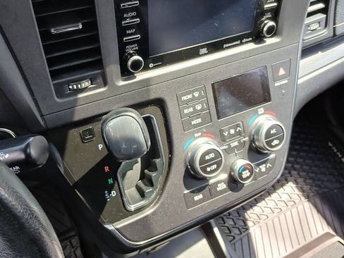 Used 2019 Toyota Sienna SE FWD image 19