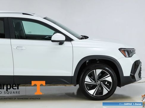 Used 2025 Volkswagen Taos SE w/ Panoramic Sunroof Package AWD/4WD image 12
