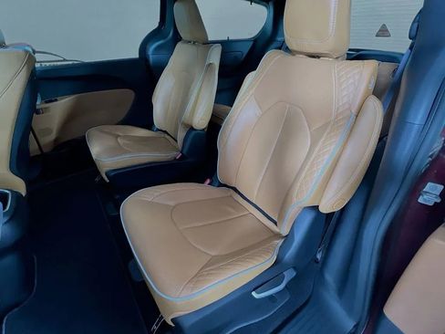Used 2023 Chrysler Pacifica Pinnacle image 27