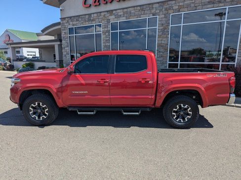 Used 2020 Toyota Tacoma SR5 AWD/4WD image 2