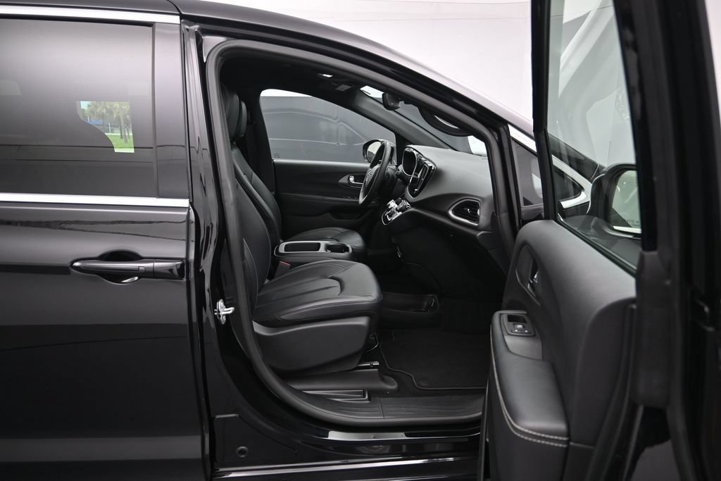 Used 2025 Chrysler Pacifica Select FWD image 26