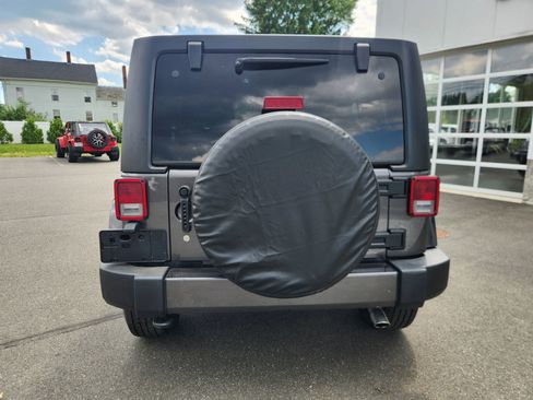 Used 2016 Jeep Wrangler Unlimited Sahara w/ Dual Top Group AWD/4WD image 13