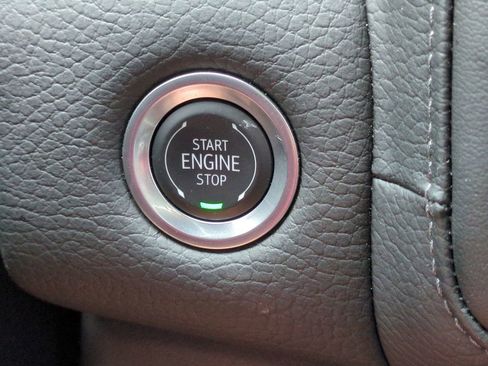 Used 2024 GMC Yukon Denali w/ Advanced Technology Package AWD/4WD image 32
