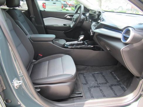 Used 2025 Chevrolet Trax LT w/ Driver Confidence Package FWD image 9