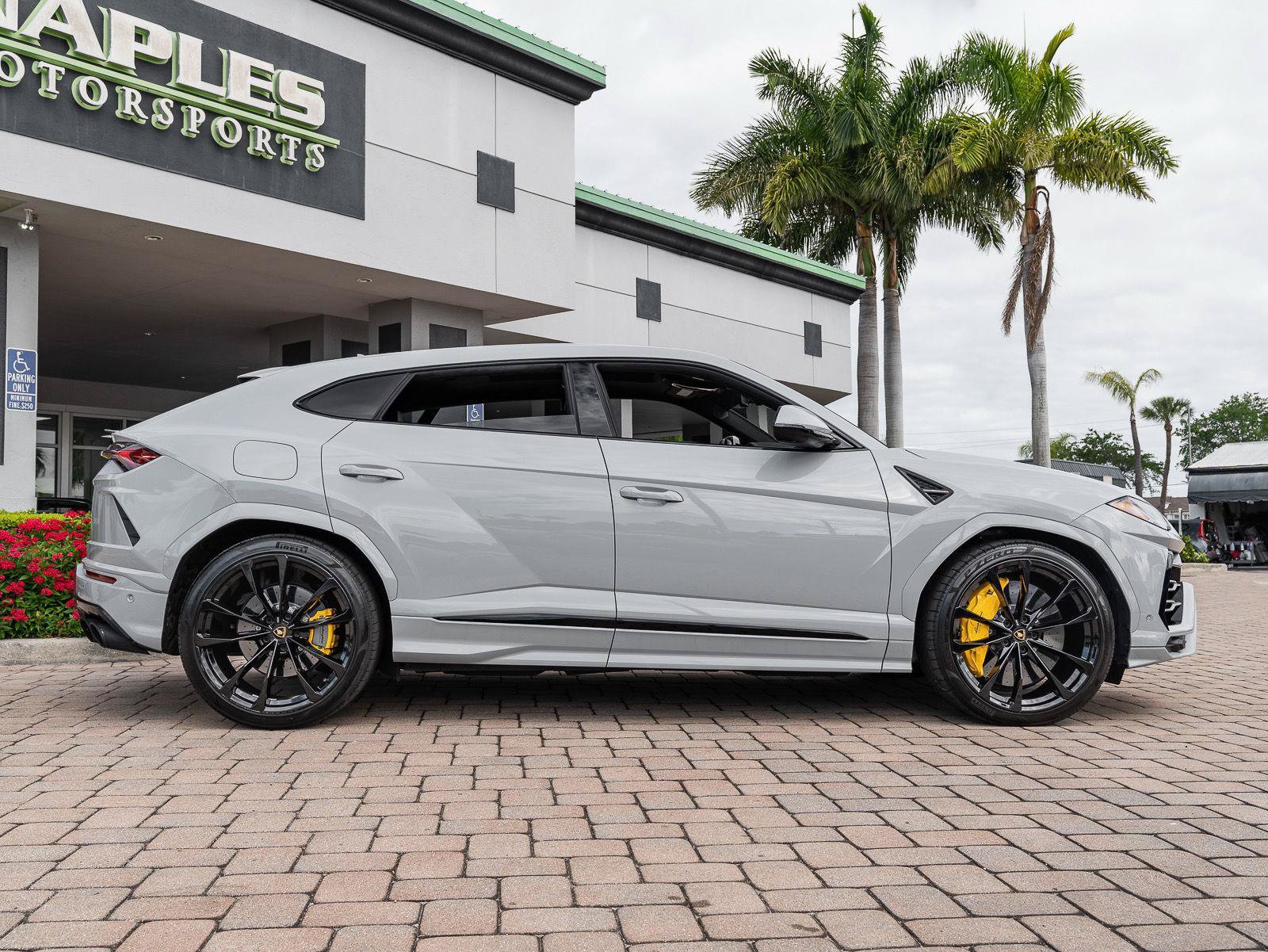 Used 2022 Lamborghini Urus AWD/4WD image 26