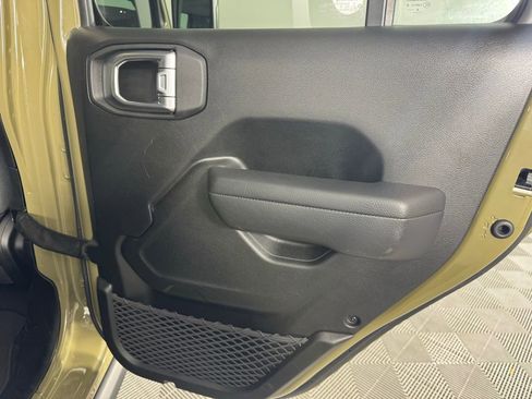 Used 2025 Jeep Wrangler Unlimited Rubicon AWD/4WD image 27