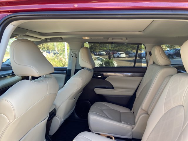 Used 2021 Toyota Highlander Platinum AWD/4WD image 17