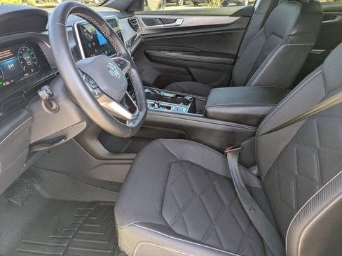 Used 2024 Volkswagen Atlas Cross Sport SE image 25