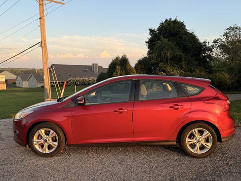 Used 2014 Ford Focus SE FWD image 2