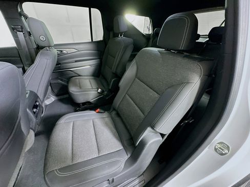 Used 2025 Chevrolet Traverse LT image 28