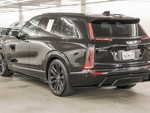 Used 2026 Cadillac Vistiq Platinum image 3