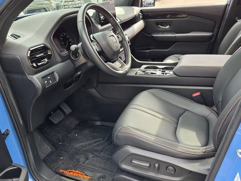 Used 2025 Honda Pilot TrailSport image 13