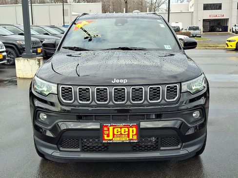Used 2024 Jeep Compass Latitude image 2