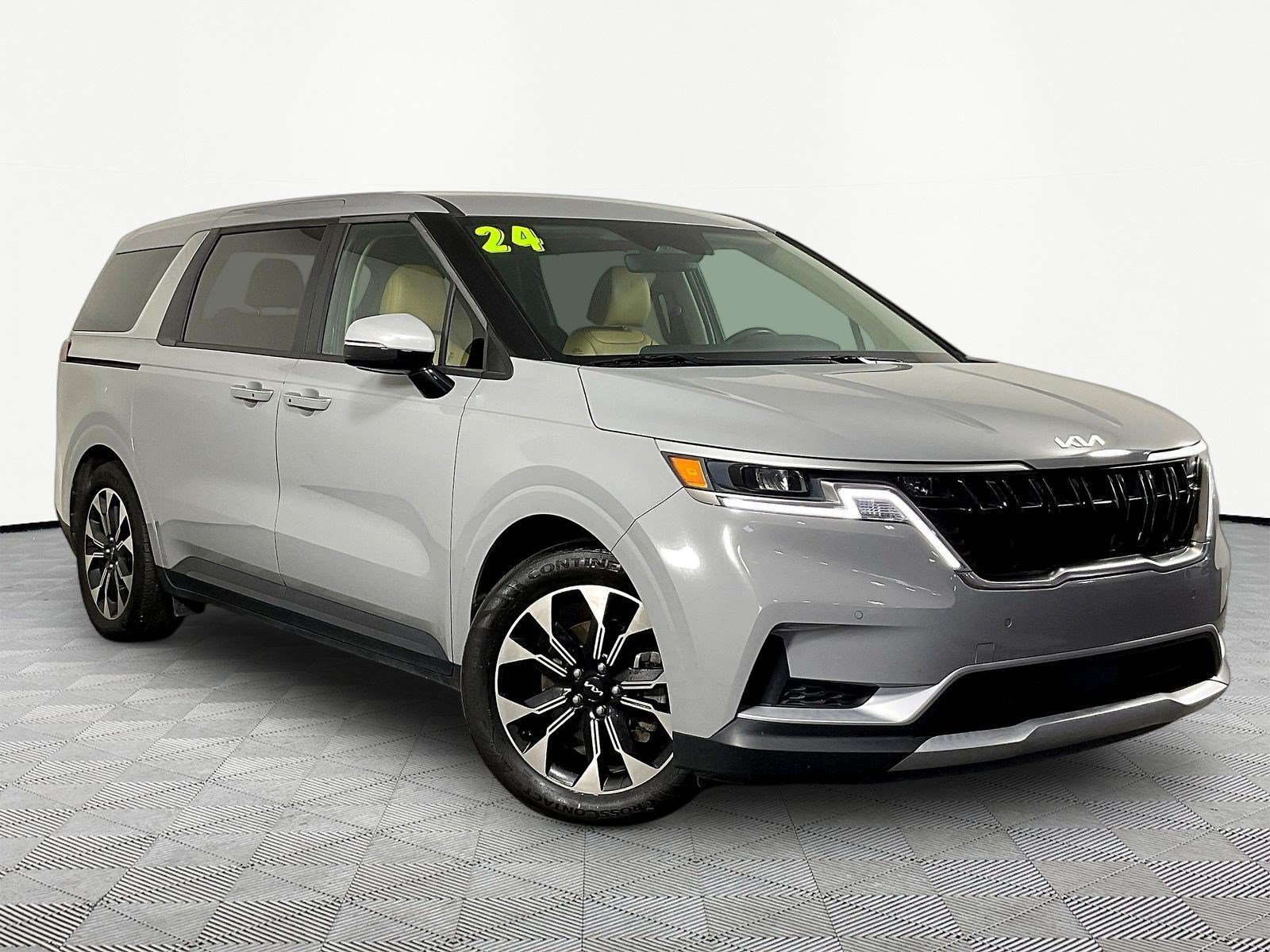 Used 2024 Kia Carnival EX FWD image 3