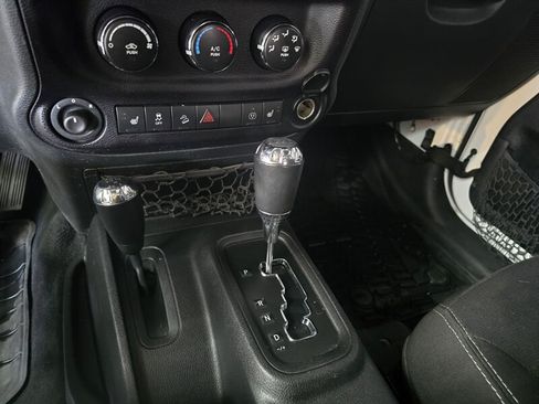 Used 2015 Jeep Wrangler Unlimited Sahara w/ Dual Top Group AWD/4WD image 19