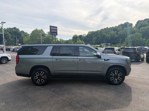 Used 2023 GMC Yukon XL AT4 w/ Technology Package AWD/4WD image 2