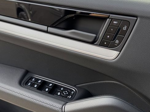 Used 2025 Porsche Cayenne image 14