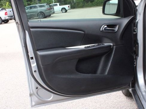 Used 2020 Dodge Journey SE w/ Blacktop Package FWD image 18