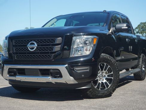Used 2020 Nissan Titan SV w/ SV Convenience Package image 4