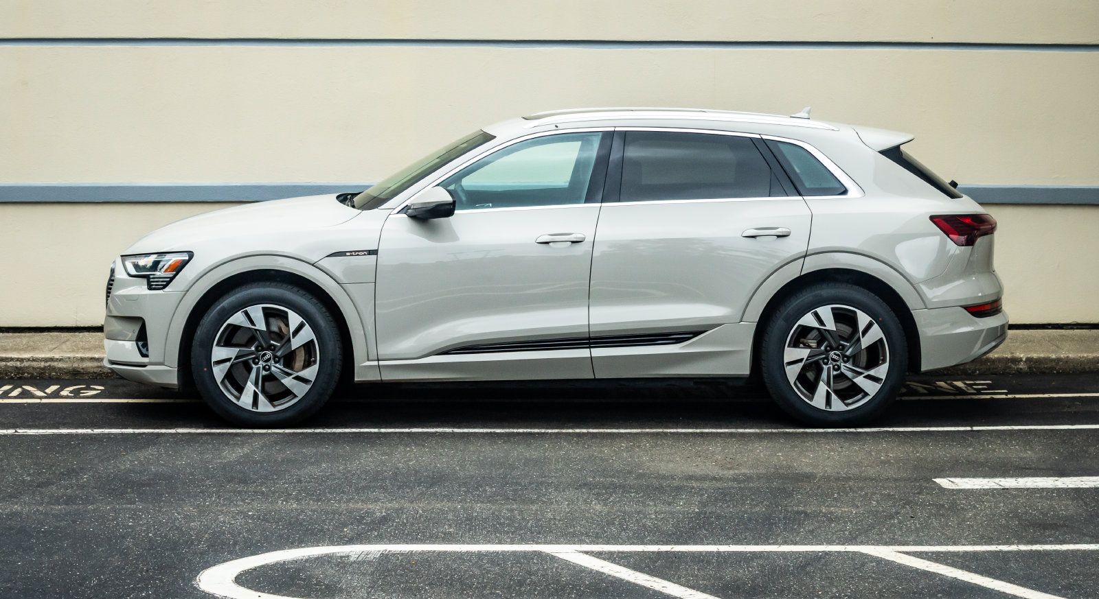 Used 2022 Audi e-tron Premium AWD/4WD image 4