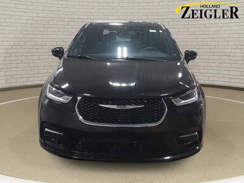 Used 2025 Chrysler Pacifica Select image 2