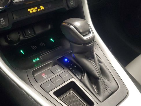 Used 2021 Toyota RAV4 XLE Premium image 31