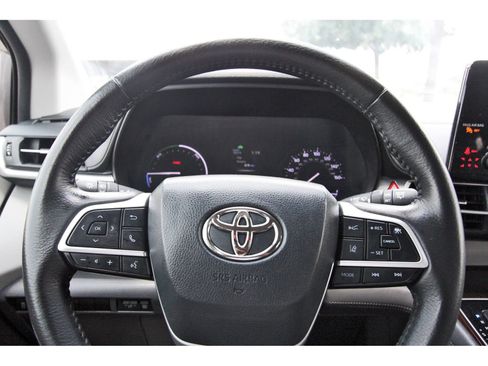 Used 2022 Toyota Sienna XLE FWD image 16