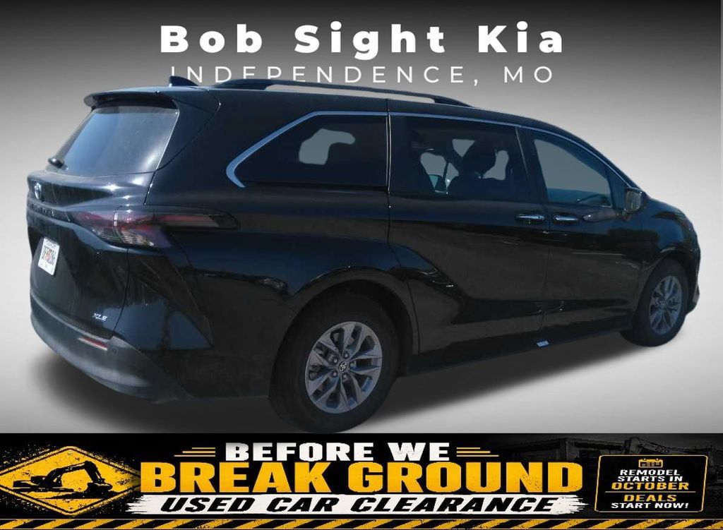 Used 2026 Toyota Sienna XLE FWD image 5