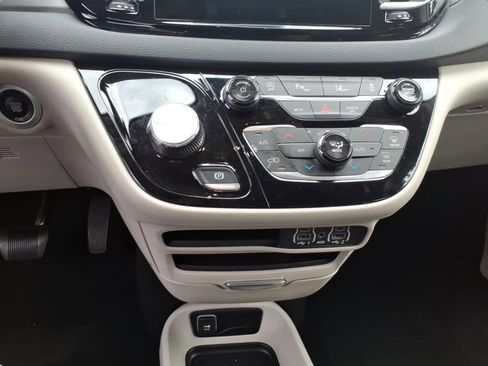 Used 2023 Chrysler Pacifica Touring-L image 15