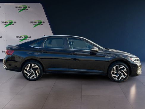 Certified 2022 Volkswagen Jetta SEL image 9