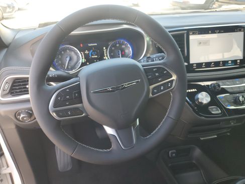 New 2026 Chrysler Pacifica Select image 12