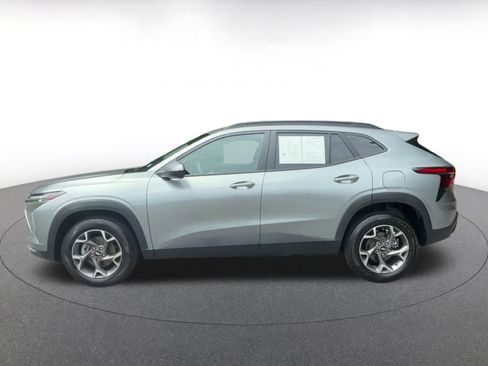 Used 2025 Chevrolet Trax LT FWD image 10