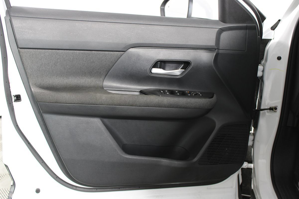 Used 2025 Nissan Kicks SV FWD image 5