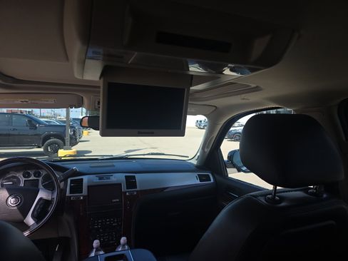 Used 2014 Cadillac Escalade ESV Premium image 14