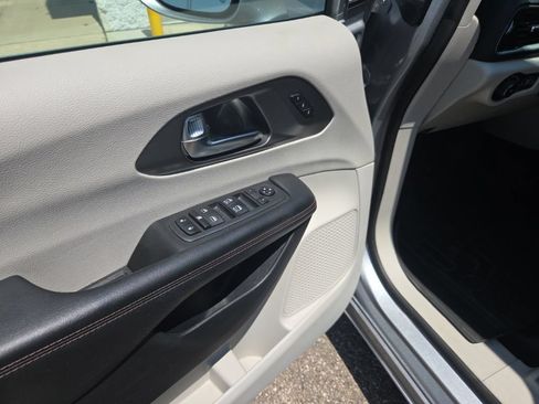 Used 2020 Chrysler Pacifica Touring-L FWD image 12