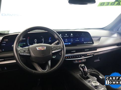 Used 2025 Cadillac XT4 Premium Luxury image 16
