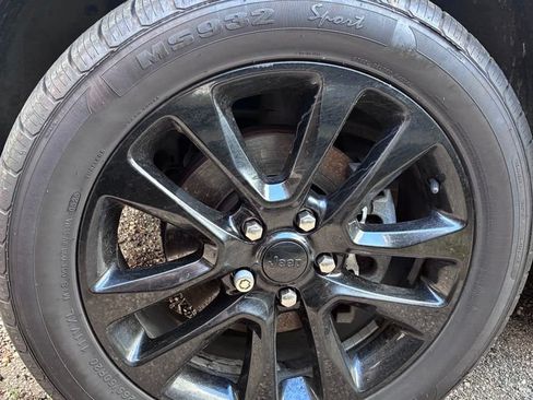 Used 2018 Jeep Grand Cherokee Altitude AWD/4WD image 9