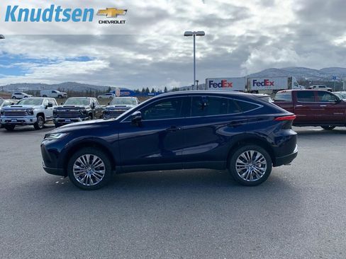 Used 2022 Toyota Venza XLE image 4