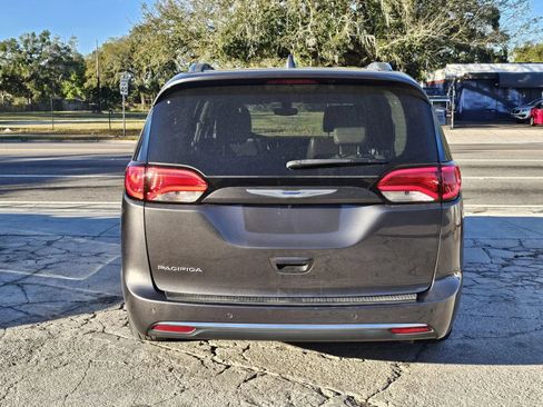 Used 2019 Chrysler Pacifica Touring-L FWD image 4