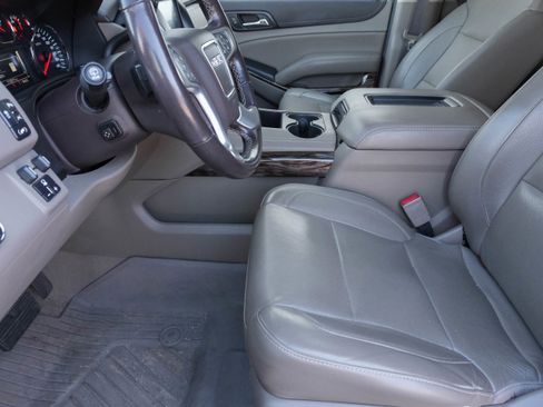 Used 2019 GMC Yukon SLT w/ Graphite Edition image 8