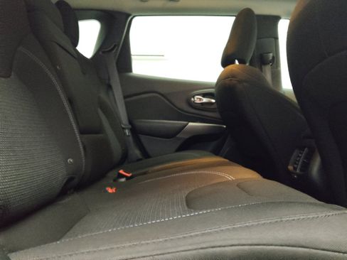 Used 2019 Jeep Cherokee Latitude w/ Popular Appearance Group FWD image 19