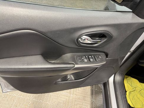 Used 2019 Jeep Cherokee Latitude Plus AWD/4WD image 45