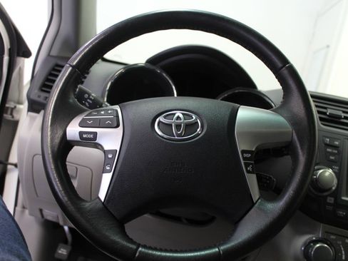 Used 2012 Toyota Highlander SE w/ Tow Pkg AWD/4WD image 8