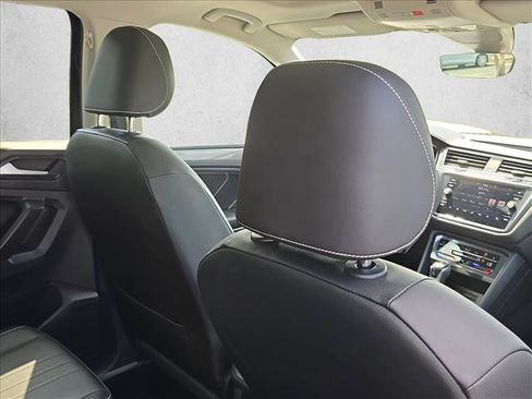 Used 2022 Volkswagen Tiguan SE w/ Panoramic Sunroof Package FWD image 21
