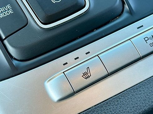 Used 2024 Kia Carnival LX FWD image 19