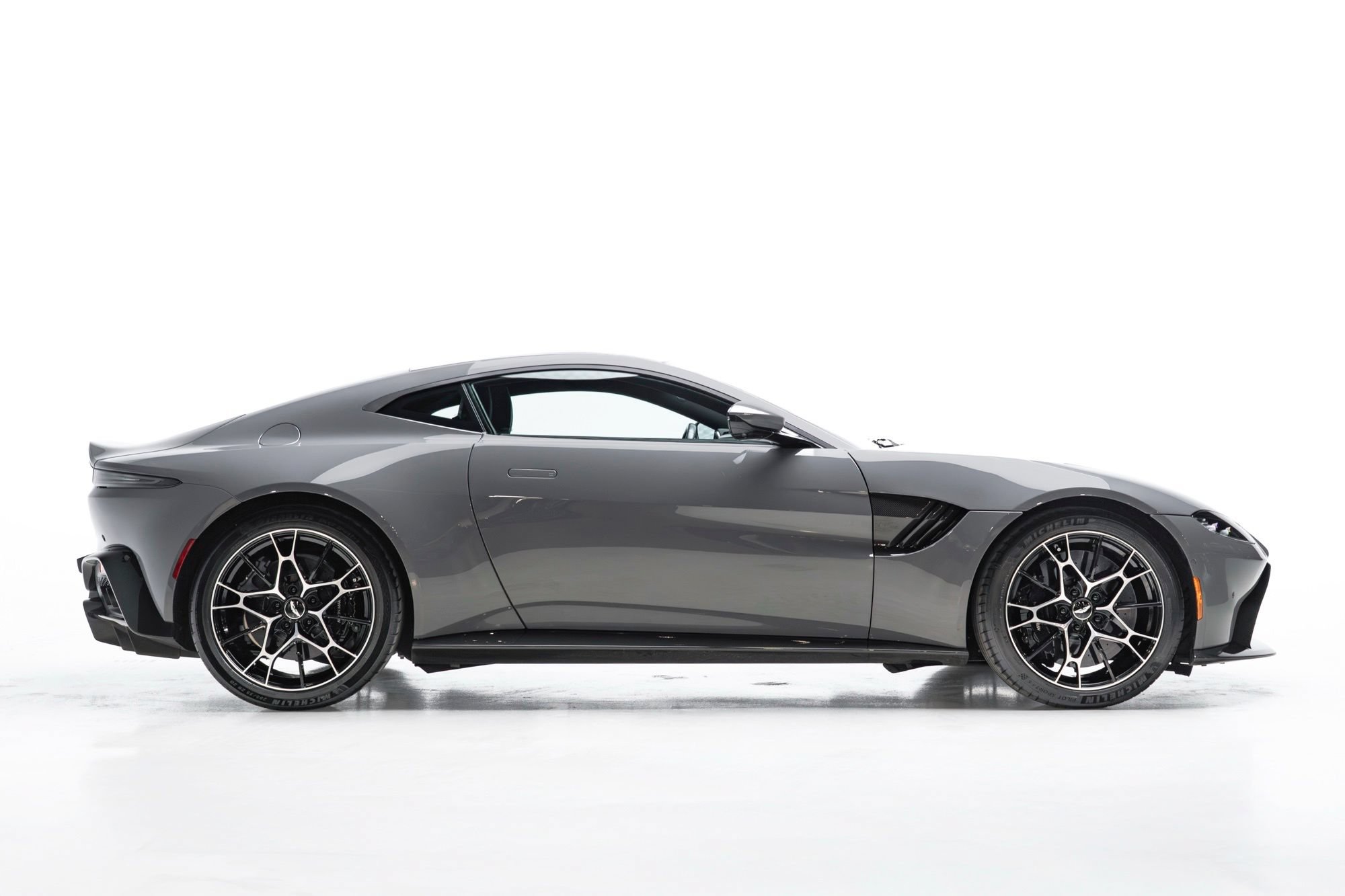 Used 2020 Aston Martin V8 Vantage AMR RWD image 9
